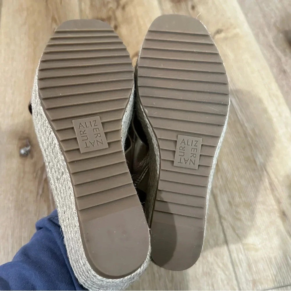 Naturalizer Women’s Silver Open Toe Buckle Espadrille Wedge Sandals Size 7.5 GUC - Picture 12 of 12